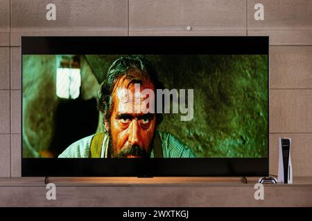 HCMC, VN - avril 2024. TCL TV 98 pouces pour un usage éditorial Banque D'Images