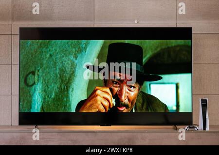 HCMC, VN - avril 2024. TCL TV 98 pouces pour un usage éditorial Banque D'Images
