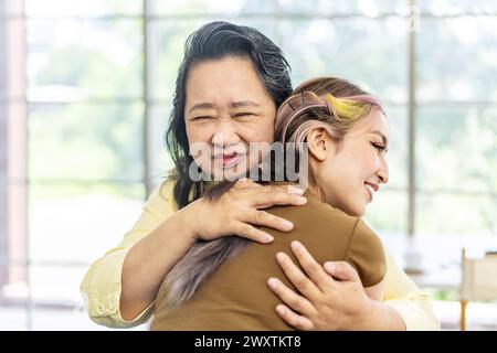 La mère et la fille s'embrassant avec joie et amour Banque D'Images