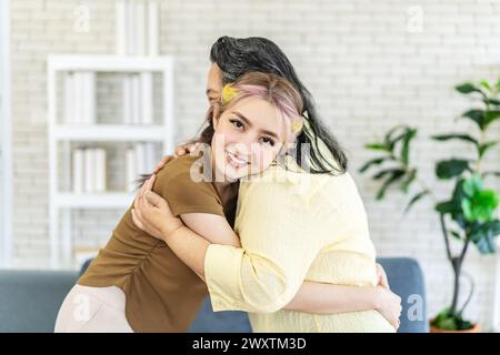 La belle fille embrassant sa mère sur le fond flou Banque D'Images