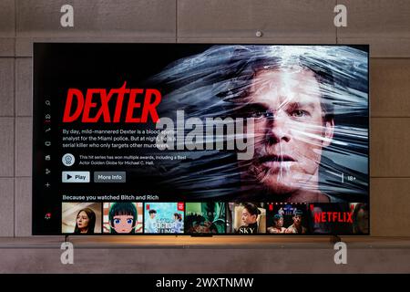 HCMC, VN - avril 2024. TCL TV 98 pouces pour un usage éditorial Banque D'Images