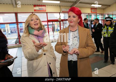 Le maire du West Yorkshire Tracy Brabin et la députée Louise Haigh (secrétaire d'État fantôme aux Transports) discutent avec les gens à la gare routière de Dewsbury à Wes Banque D'Images