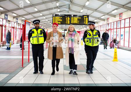 Le maire du West Yorkshire Tracy Brabin et la députée Louise Haigh (secrétaire d'État fantôme aux Transports) marchent avec des policiers dans le Dewsbury bus S. Banque D'Images