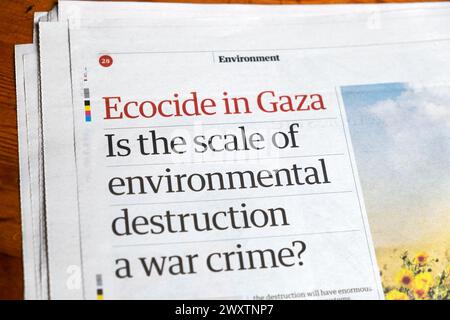 'Écocide à Gaza est-ce que l'ampleur de la destruction environnementale est un crime de guerre ? Guardian titre du journal environnement article 30 mars 2024 Londres Royaume-Uni Banque D'Images