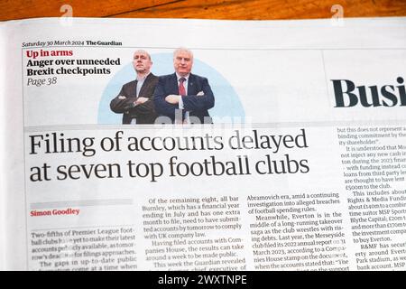 « Dépôt de comptes retardé dans sept grands clubs de football » journal Guardian titre premier League article financier 30 mars 2024 Londres Royaume-Uni Banque D'Images