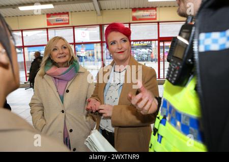 Le maire du West Yorkshire Tracy Brabin et la députée Louise Haigh (secrétaire d'État fantôme aux Transports) talonnent avec des policiers à Dewsbury bus Stati Banque D'Images