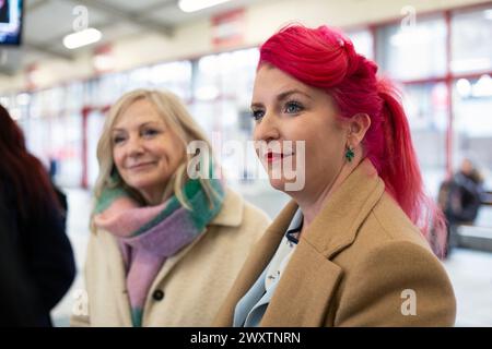 Le maire du West Yorkshire Tracy Brabin, à gauche, et la députée Louise Haigh (secrétaire d'État fantôme aux Transports) à la gare routière de Dewsbury dans le West Yorkshire. Banque D'Images