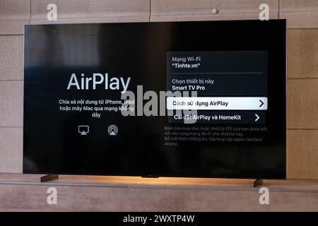 HCMC, VN - avril 2024. TCL TV 98 pouces pour un usage éditorial Banque D'Images