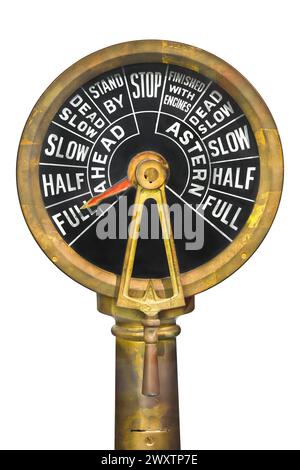 Ancien télégraphe de salle des machines avec panneau de commande noir isolé sur un fond blanc Banque D'Images