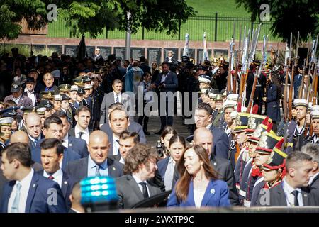 Buenos Aires, Argentine. 2 avril 2024 le président Javier Milei, déclaré admirateur de Margaret Thatcher, et vice-présidente Victoria Villarroel, fait et offre au cénotaphe commémorant les combattants morts pendant la guerre des Malvinas en 1982, dans le conflit de souveraineté avec le Royaume-Uni. Crédits Guillermo Castro le président Javier Milei, un admirateur déclaré de Margaret Thatcher, fait une offrande au cénotaphe commémorant les combattants morts pendant la guerre des Malvinas en 1982, dans le conflit de souveraineté avec le Royaume-Uni. Buenos Aires, Argentine. Crédit : Guillermo Castro Banque D'Images