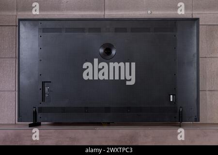 HCMC, VN - avril 2024. TCL TV 98 pouces pour un usage éditorial Banque D'Images