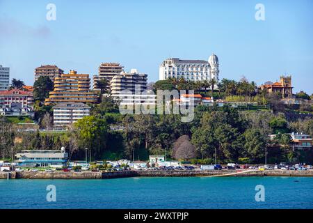 Bâtiments en bord de mer à Santander, ville portuaire en Cantabrie, dans le nord de l'Espagne Banque D'Images