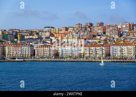 Bâtiments en bord de mer à Santander, ville portuaire en Cantabrie, dans le nord de l'Espagne Banque D'Images