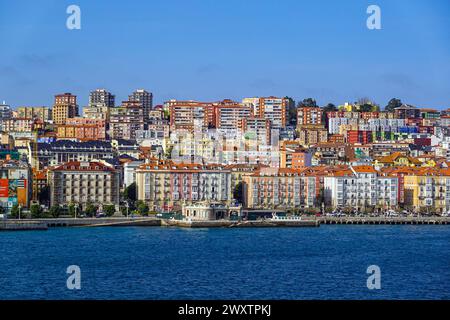 Bâtiments en bord de mer à Santander, ville portuaire en Cantabrie, dans le nord de l'Espagne Banque D'Images