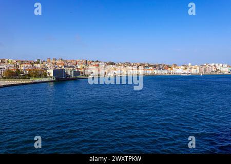 Bâtiments en bord de mer à Santander, ville portuaire en Cantabrie, dans le nord de l'Espagne Banque D'Images