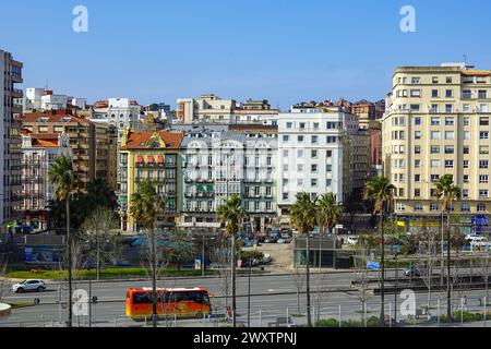 Bâtiments en bord de mer à Santander, ville portuaire en Cantabrie, dans le nord de l'Espagne Banque D'Images