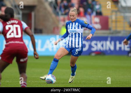 Londres, Angleterre, le 31 mars 2024 : Guro Bergsvand (5 Brighton & Hove Albion) en action lors du match de Super League FA Womens entre West Ham United et Brighton & Hove Albion au Chigwell construction Stadium de Londres, Angleterre. (Alexander Canillas / SPP) Banque D'Images