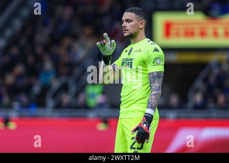 Elia Caprile de l'Empoli FC fait des gestes lors du match de Serie A 2023/24 entre le FC Internazionale et l'Empoli FC au stade Giuseppe Meazza, Milan, Italie, le 1er avril 2024 - photo FCI / Fabrizio Carabelli Banque D'Images