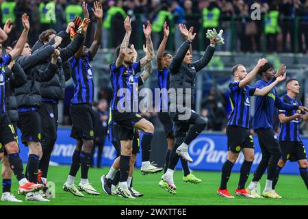 Les joueurs du FC Internazionale célèbrent leur victoire à la fin du match de football Serie A 2023/24 entre le FC Internazionale et l'Empoli FC au stade Giuseppe Meazza. Score final ; Inter 2:0 Empoli. Banque D'Images