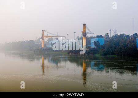 NTPC Jindal point de déchargement de charbon étranger par le canal d'alimentation de Farakka sur la rivière Hoosely (fleuve Gange), Bengale occidental, Inde dans la brume tôt le matin Banque D'Images