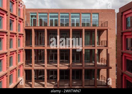 Logement étudiant par roman. Vue sur les espaces de bureau. Wick Park, Londres, Royaume-Uni. Architecte : Ayre Chamberlain Gaunt , 2023. Banque D'Images