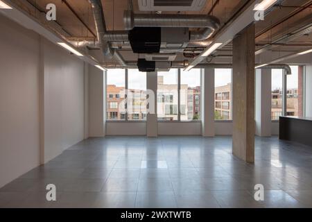 Bloc de bureau plaque de plancher vide. Wick Park, Londres, Royaume-Uni. Architecte : Ayre Chamberlain Gaunt , 2023. Banque D'Images