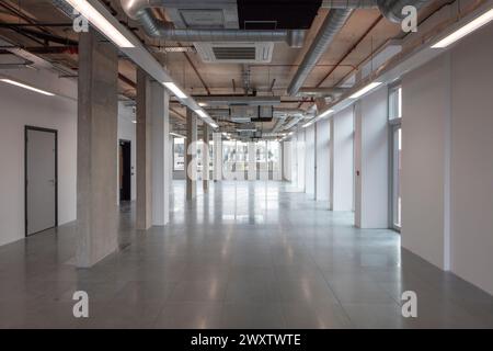 Bloc de bureau plaque de plancher vide. Wick Park, Londres, Royaume-Uni. Architecte : Ayre Chamberlain Gaunt , 2023. Banque D'Images