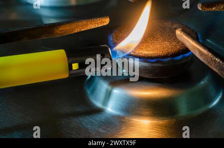 Gros plan d'une flamme allumée sur un allumeur à gaz d'étincelle . Concept de pénurie de gaz et de crise . Banque D'Images