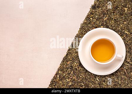 Photographie vierge de thé vert ; herbe ; plante ; sec ; naturel; boisson ; pétale ; tasse ; tasse ; chaud; herbe ; boisson ; jasmin ; feuille ; saine Banque D'Images