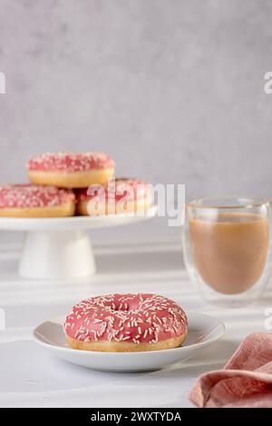 Photographie de nourriture vierge de beignets, glacé, thé, café, lait, bagel, boulangerie, pâtisserie, pâtisserie, rose, gâterie, dessert, saupoudrer, calories, glaçage, bonbons Banque D'Images