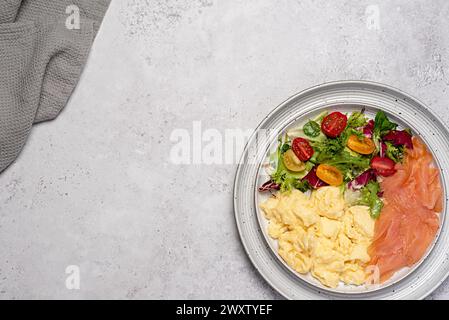 Photographie de nourriture vierge d'oeuf brouillé ; saumon fumé ; petit déjeuner ; brunch ; omelette; salade, tomate, laitue, régime céto, fond Banque D'Images