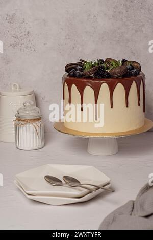 Photographie de nourriture de gâteau d'anniversaire, décoré, gâteau, biscuit, myrtille, mûre, crème, chocolat, célébration, pâtisserie, dessert, sucré, anniversaire p Banque D'Images