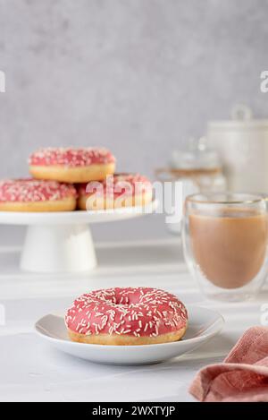 Photographie alimentaire de beignet, beignets, glacé, thé, café, lait, bagel, boulangerie, pâtisserie, pâtisserie, rose, gâterie, dessert, saupoudrer, calories, glaçage, cand Banque D'Images