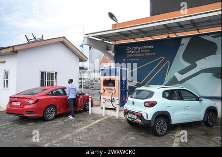 GHANA, Accra, mobilité électrique, service IJANU et station de recharge rapide pour voitures électriques, recharge de la voiture électrique chinoise Dongfeng EX1 / GHANA, Accra, E-Mobilität, IJANU Service und Ladestation für E-Autos, rechts chinesisches Dongfeng EX1 E-Auto Banque D'Images