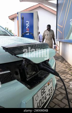 GHANA, Accra, mobilité électrique, service IJANU et station de recharge rapide pour voitures électriques, voiture électrique chinoise Dongfeng EX1 / GHANA, Accra, E-Mobilität, IJANU Service und Ladestation für E-Autos, chinesisches Dongfeng EX1 E-auto Banque D'Images