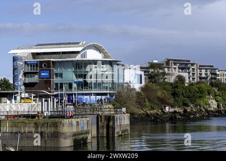 Vue sur le port vers Plymouth Sea Life Centre - National Marine Aquarium - Rope Walk, Coxside, Plymouth, Devon, Angleterre, ROYAUME-UNI Banque D'Images