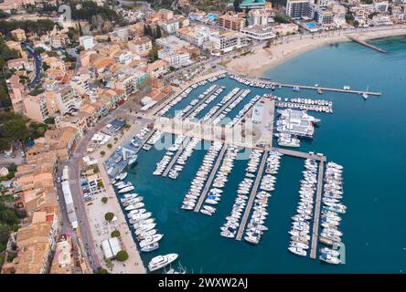 Perspective aérienne à couper le souffle du port de la mer Méditerranée, débordant de magnifiques yachts de luxe dans les docks animés Marina, Port de Sóll Banque D'Images