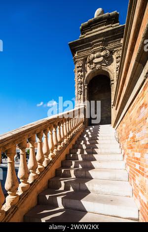 Escalier ensoleillé menant à la porte piétonne du pont historique San Bernardo. Banque D'Images
