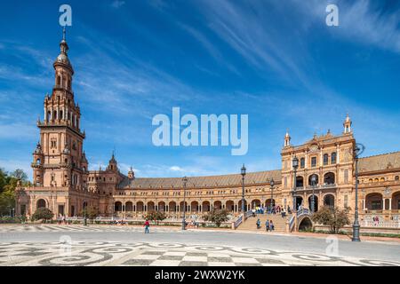 Vue ensoleillée de la tour sud de la Plaza de Espana à Séville. Banque D'Images