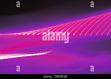 Les traînées de lumière rose fluo créent un effet tunnel torsadé Banque D'Images
