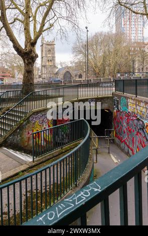 Métro piétonnier de Temple Quay / passage souterrain avec l'église centrale en arrière-plan, ville de Bristol, Angleterre, Royaume-Uni Banque D'Images