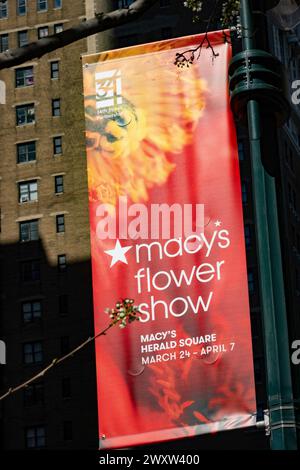 Macy's grand magasin Flower Show Banner sur W. 34th Street, New York City, États-Unis 2024 Banque D'Images