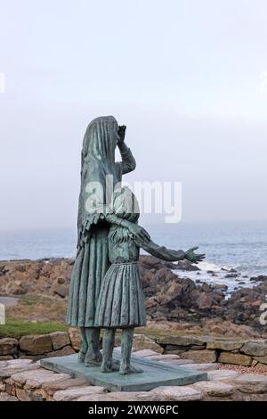 Statue commémorative d'une femme pêcheuse et de sa fille regardant vers la mer, créée à la mémoire de ceux qui ont perdu en mer, Cairnbulg, Aberdeenshire, Écosse. Banque D'Images