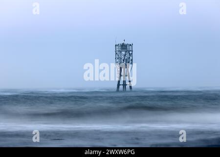 Phare d'avertissement près de l'entrée du port de Cairnbulg, Aberdeenshire, Écosse. Banque D'Images