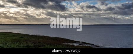 Vue de la rivière Severn depuis Sharpness Docks, avec la centrale nucléaire Oldbury Magnox déclassée et les ponts de passage de Severn, Royaume-Uni Banque D'Images