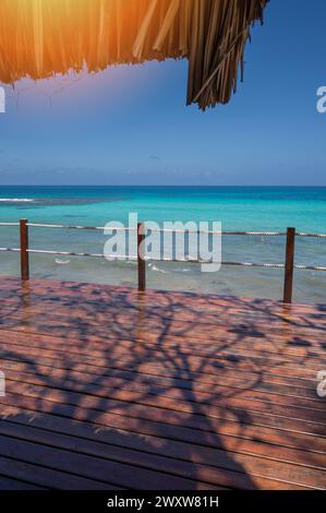 Terrasse en bois vide avec corde sur fond bleu de mer et de ciel Banque D'Images