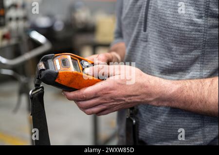 Ouvrier d'usine. Technicien contrôlant une grue lourde en usine, de près à ses mains tenant un contrôleur de grue. Photo de haute qualité Banque D'Images