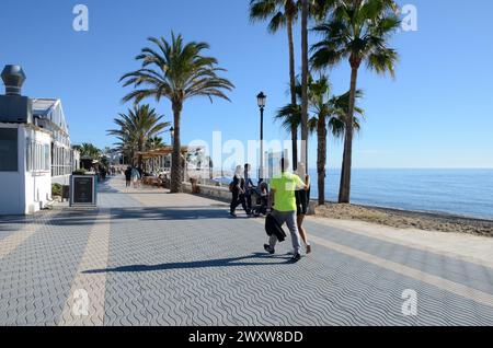 Marbella, Espagne - 10 décembre 2023 : peu de gens à la promenade le long de la mer Méditerranée à Marbella, Andalousie, Espagne. Banque D'Images