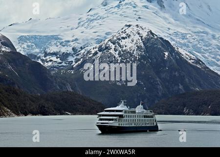 Le navire d'exploration Australis a amarré dans la baie de Pia avec des bateaux gonflables rigides pour transférer les passagers vers et depuis le glacier de Pia. Banque D'Images