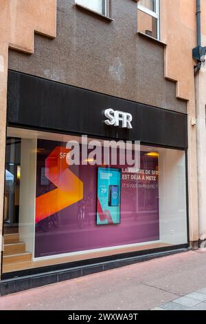 Metz, France - 23 janvier 2022 : succursale de Metz de SFR, une société française de télécommunications. Banque D'Images